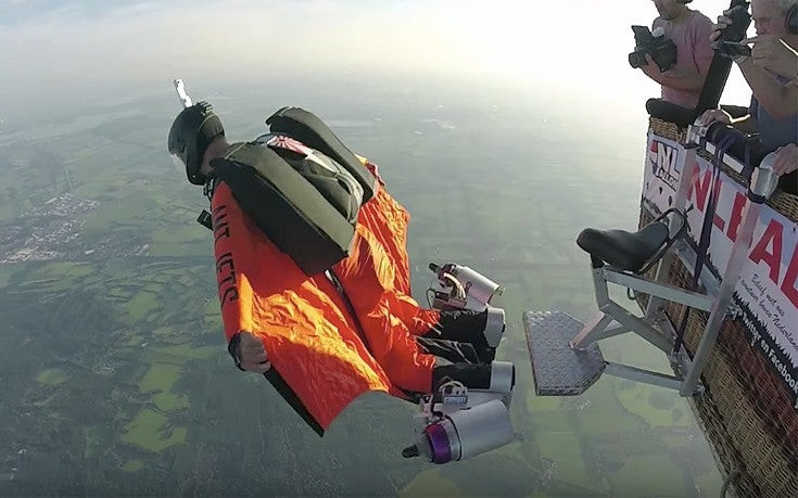 Δεν του έφτανε το wingsuit, έβαλε και τουρμπίνες! (βίντεο)